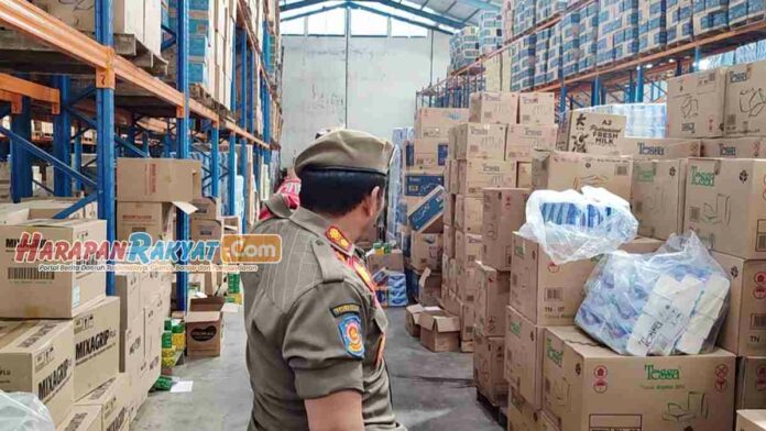 Satpol PP Kota Tasikmalaya Amankan Ribuan Botol Miras di Sebuah Gudang
