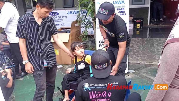 Seorang Ibu di Ciamis Bahagia, Anaknya Dapat Kursi Roda Gratis dari Global Village Foundation