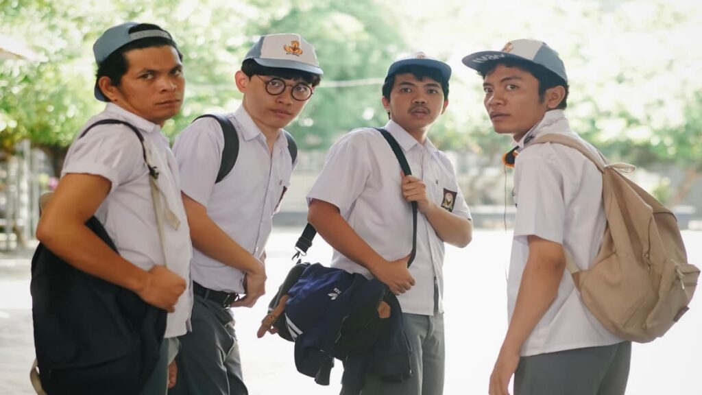 Sinopsis Keluar Main 1994