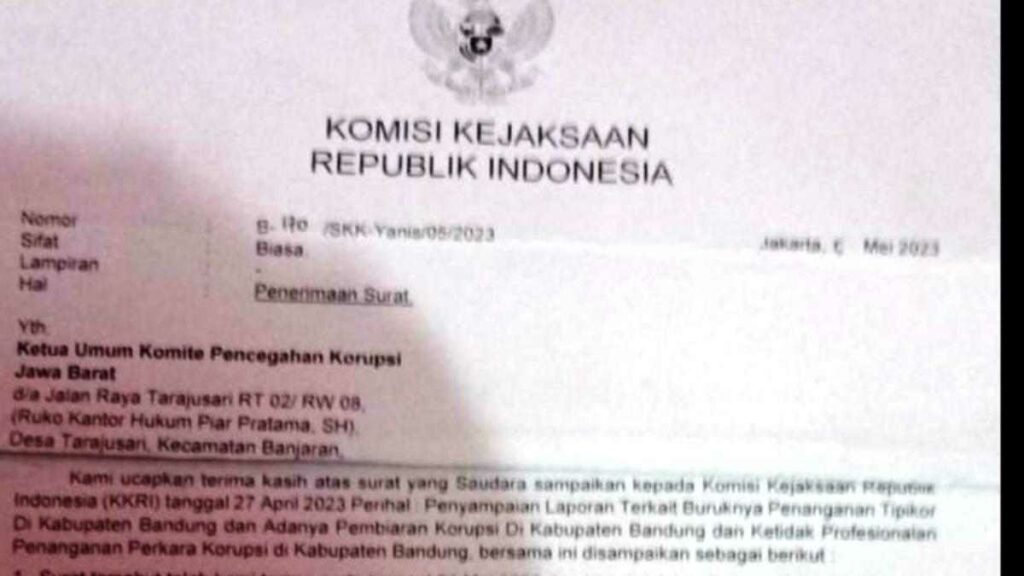 Melaporkan korupsi