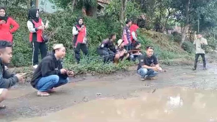Tak Kunjung Ada Perbaikan, Warga Garut Gelar Mancing Massal di Jalan Berlubang