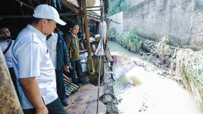 Plh Wali Kota Bandung Ema Sumarna meninjau kondisi Sungai Cilimus