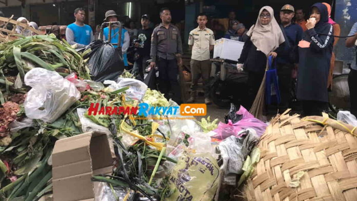 Sampah menumpuk di Pasar Kota Banjar