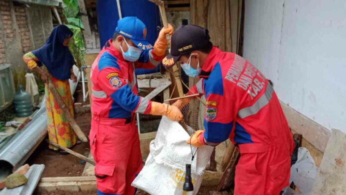 Dapat Laporan Warga, Damkar Ciamis Gercep Evakuasi Bangkai Kucing di Dalam Sumur