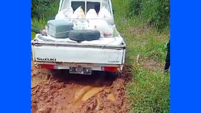 Jalan Cipatujah Tasikmalaya Rusak Puluhan Tahun