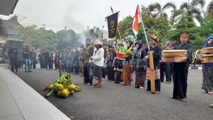Kawargian Pulo Majeti Seba Hasil Bumi ke Pemerintah Kota Banjar