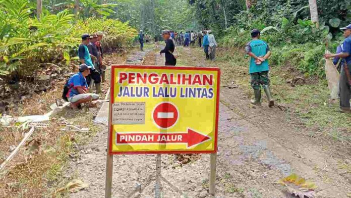 Kecewa Belasan Tahun Jalan Perbatasan Antar Kecamatan di Ciamis Rusak Parah