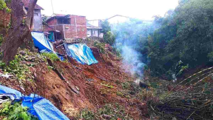 Longsor Tebing Sungai