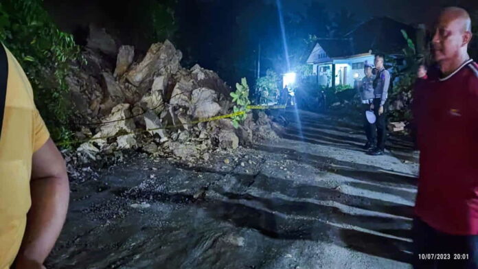 Longsor tutup akses jalan ke Pantai Batu Hiu Pangandaran