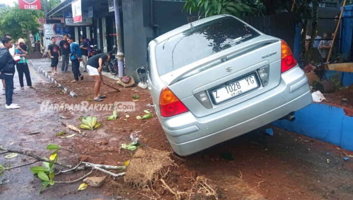 Mobil Sedan Tabrak Pagar Rumah Warga Ciamis