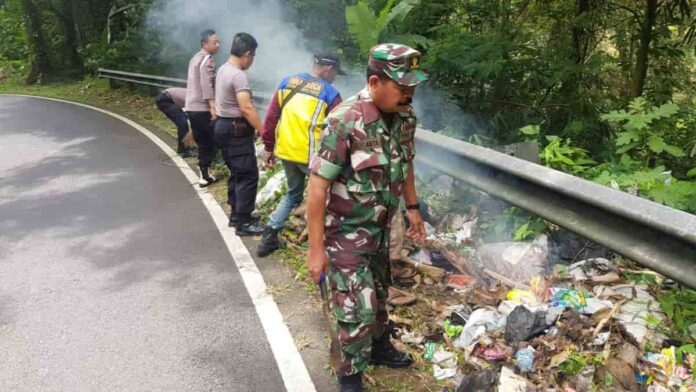 Muspika Panawangan Ciamis Bersih-Bersih di Tempat Pembuangan Sampah Liar
