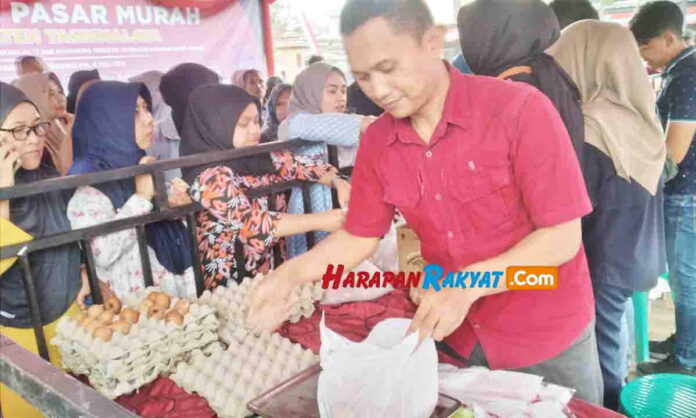 Ratusan Ibu-ibu Antre Belanja Bahan Pokok di Pasar Murah Polres Tasikmalaya
