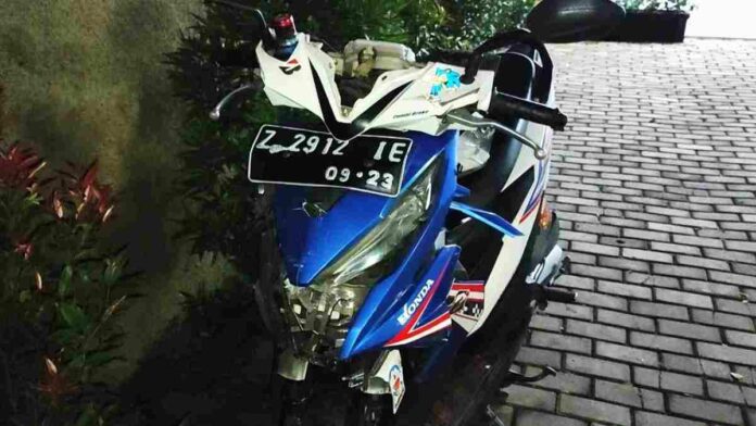 Pengendara motor lampu merah
