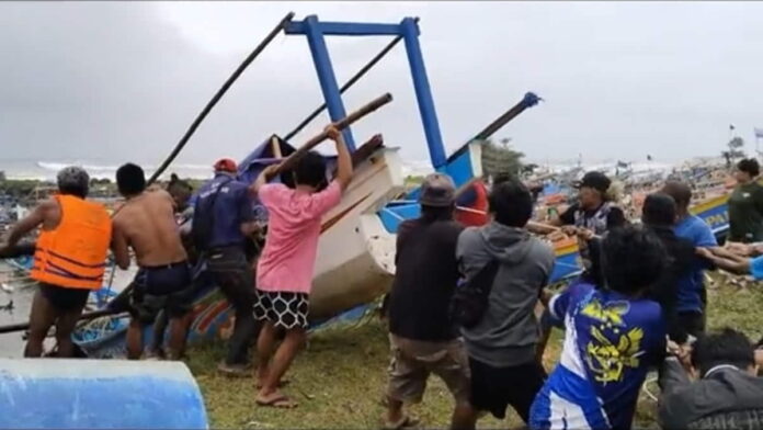 Perahu Nelayan di Dermaga Pantai Pamayangsari Tasikmalaya Karam