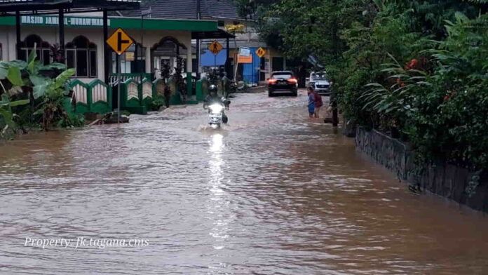 Rumah dan Jalan Terendam Banjir di Ciamis