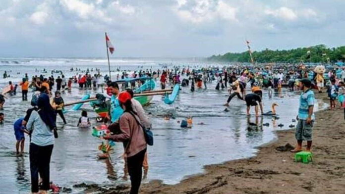 Selama Libur Sekolah, 350 Ribu Wisatawan Padati Pangandaran