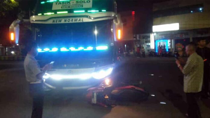 Tabrakan motor dengan Bus Budiman