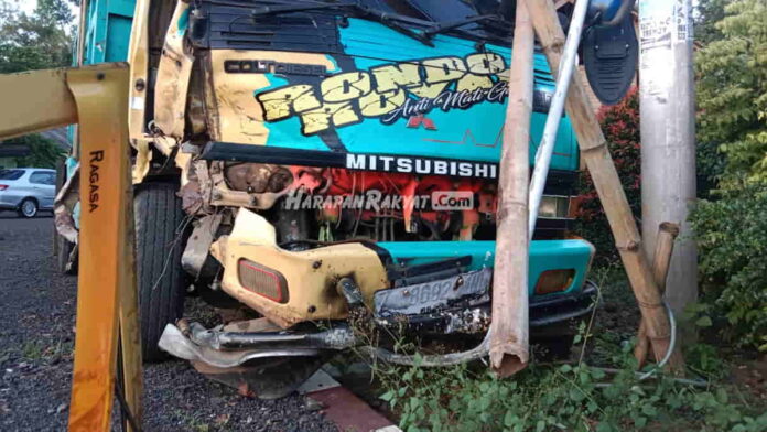 Tabrakan truk vs Minibus di Ciamis