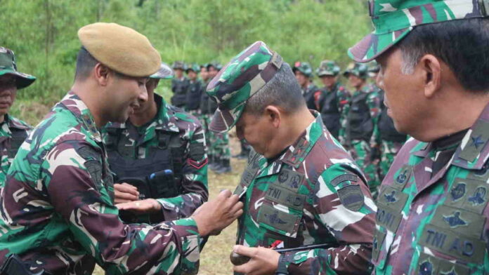 Terima Brevet Kehormatan Penembak Meiam Armed TNI AD