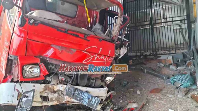 Truk Oleng Tabrak Pagar Rumah di Garut