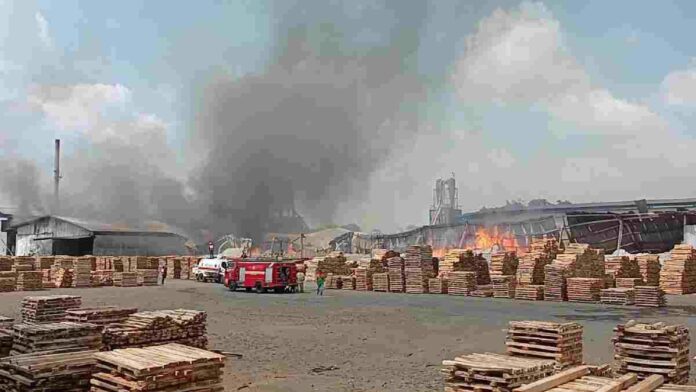 19 Jam Petugas Berjibaku Padamkan Kebakaran Pabrik Kayu di Ciamis
