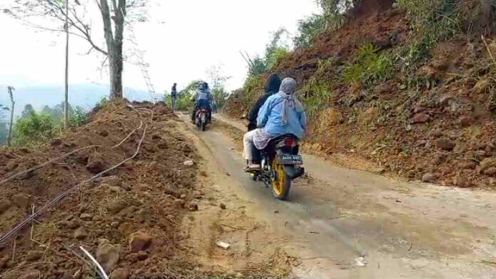 Akses Banjarwangi Garut Masih Tertutup Longsor