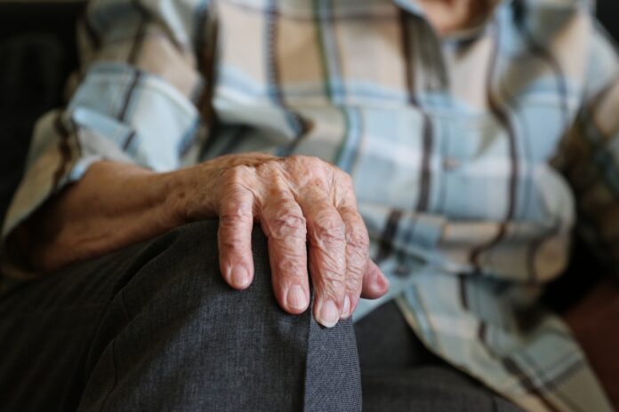 Arti Mimpi Nenek yang Sudah Meninggal Sakit dan Datang ke Rumah