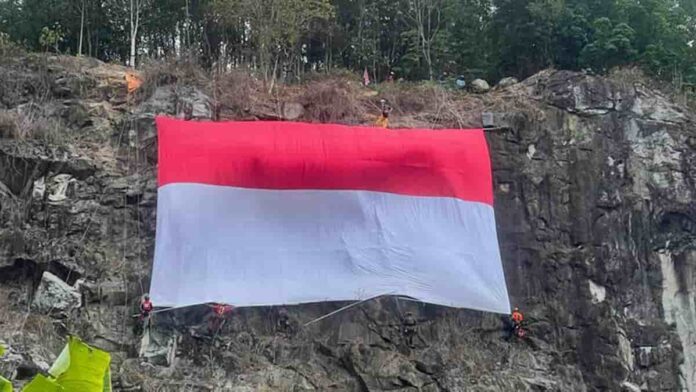 Bendera Merah Putih Raksasa