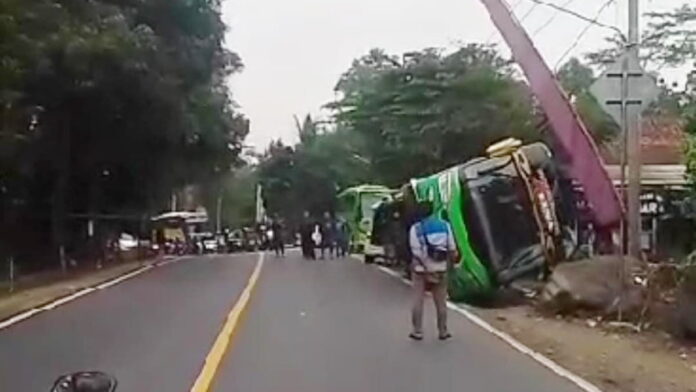 Bus pariwisata terguling di Cijeungjing Ciamis