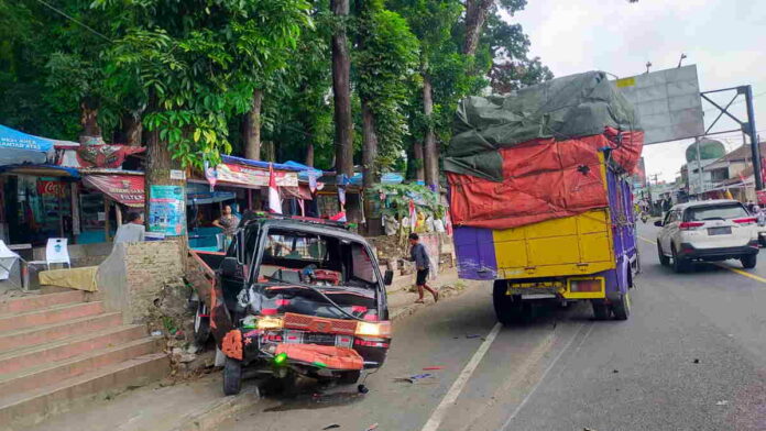 Di Kota Banjar, Truk Oleng Hantam 2 Kendaraan yang Terparkir