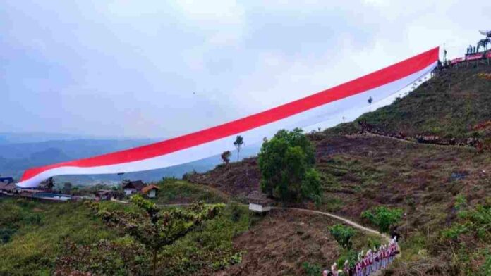Bendera merah putih bukit