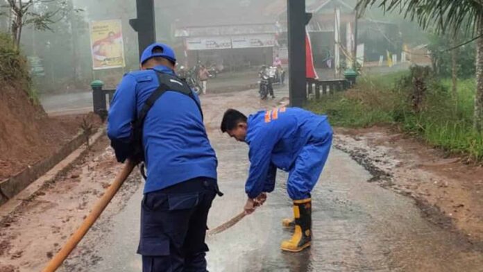 Pengendara Motor Berjatuhan