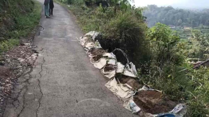 Jalan Longsor di Tasikmalaya