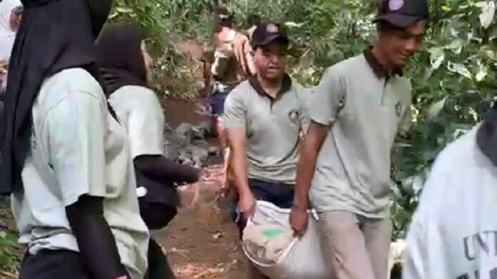 Mahasiswa KKN Unigal Ciamis Gotong Royong Bangun Irigasi Bareng Warga