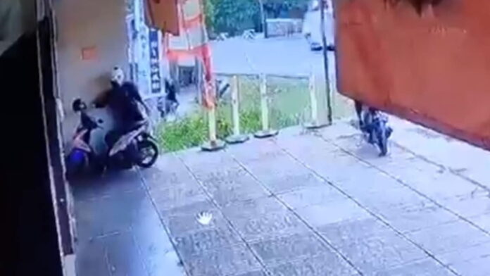 Maling Helm Terekam CCTV di Tasikmalaya