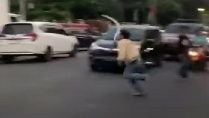 Mencekam, Pelajar STM di Jakarta Timur Tawuran Bawa Celurit Panjang, Netizen: Nyali Patungan