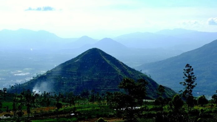 Misteri Piramida Gunung Sadahurip Garut