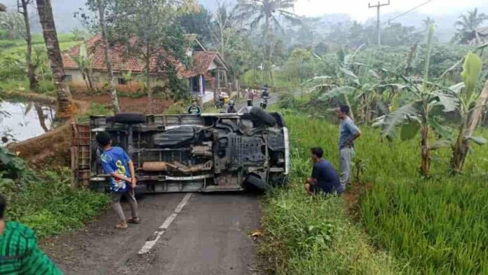 mobil boks bermuatan roti