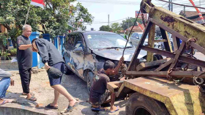 Mobil Tabrak Pedagang