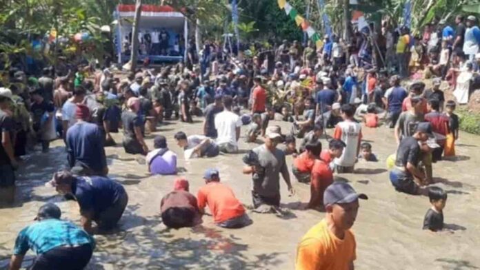 Ketangkasan Menangkap Ikan di Kolam