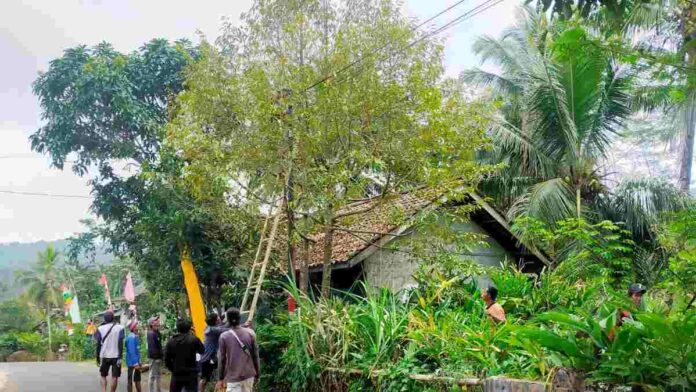 Pemasangan Kabel Jaringan Internet di Langkaplancar Pangandaran Disoal Warga