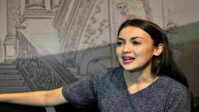 Profil Rianti Cartwright