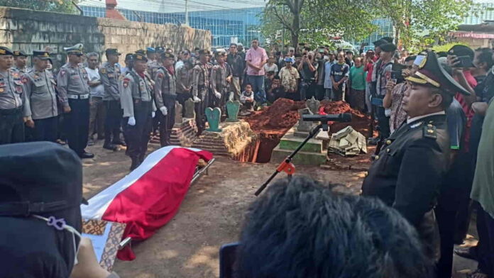 Proses pemakaman jenazah polisi Kota Banjar yang tewas tertabrak kereta api