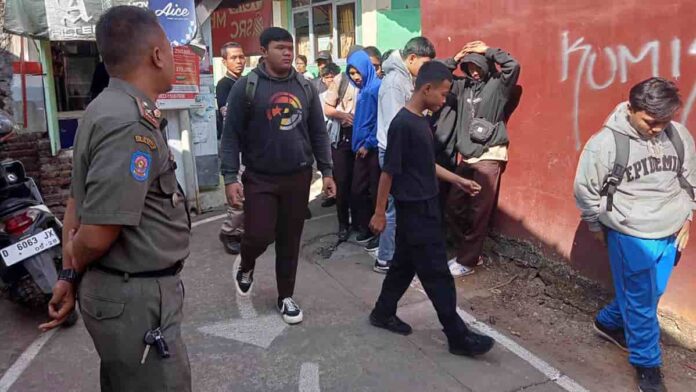 Pelajar di Kota Banjar Dirazia