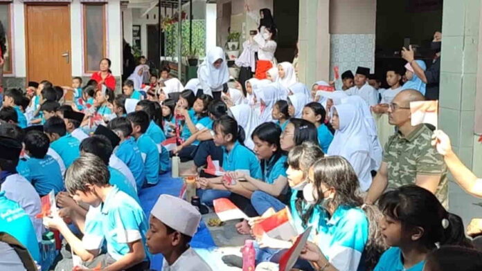 Siswa SD Katolik Ulin Bareng Santri di Tasikmalaya