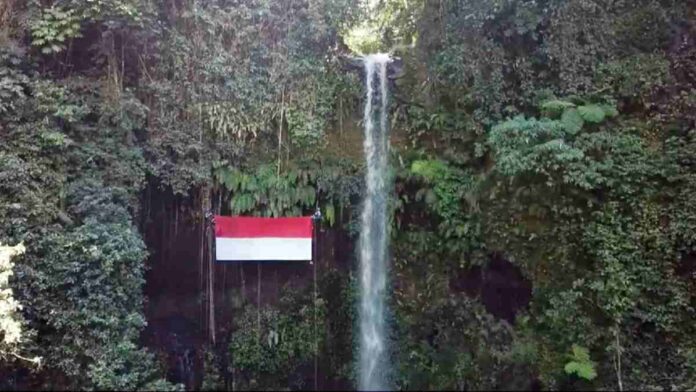 Tagana Kabupaten Tasikmalaya Kibarkan Bendera Merah Putih Raksasa