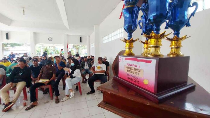 Tak Terima Diberi Hadiah Piala Bekas, Warga Ontrog Kantor Desa Purwadadi Ciamis