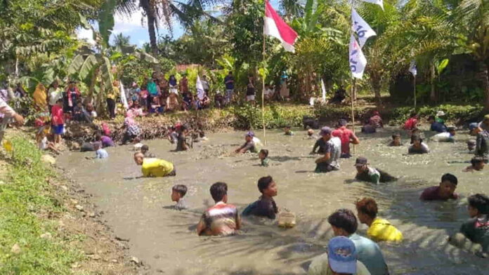 Tradisi Ngobeng Ikan di Pangandaran