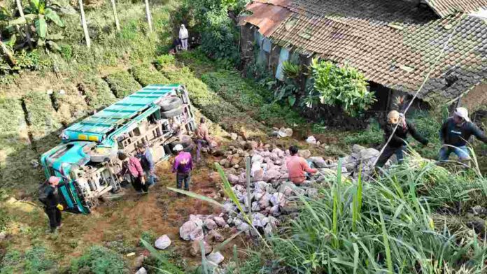 Truk Terjun ke Jurang di Garut