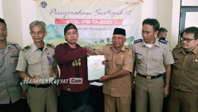 Warga Desa Bantarsari Ciamis